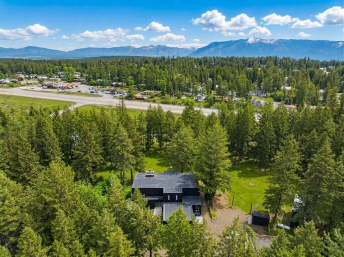 Forest-fringed Vacation Rental Near Runway, Mountain Backdrop