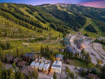 Luxe Arie Ski Haus | Amazing Mountain Views | Ski In / Ski Out | Roof Deck