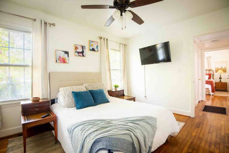 The roku tv has Netflix and ESPN+ The roku tv has Netflix and ESPN+