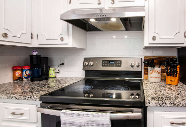 Utensils and kitchen knives provided