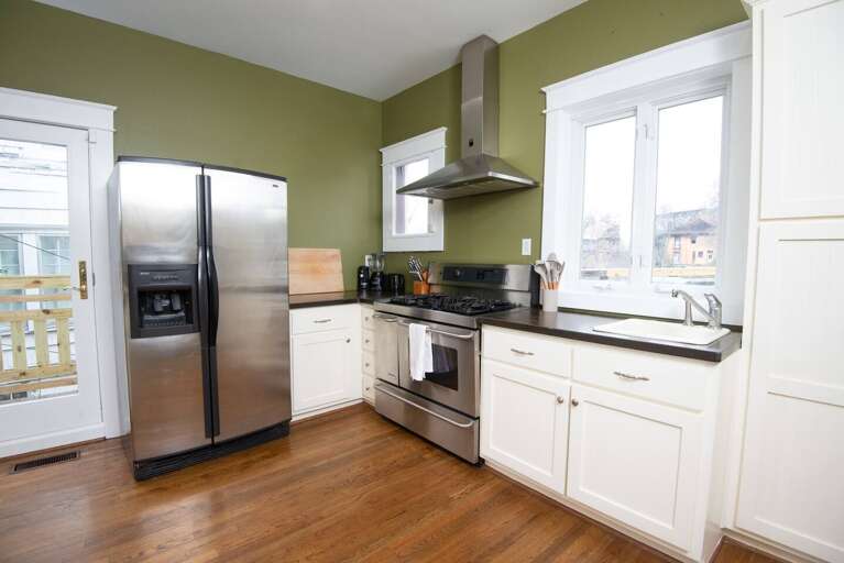 [Kitchen] Clean &amp; updated kitchen with breakfast bar. Keurig coffee machine &amp; complimentary coffee provided.
