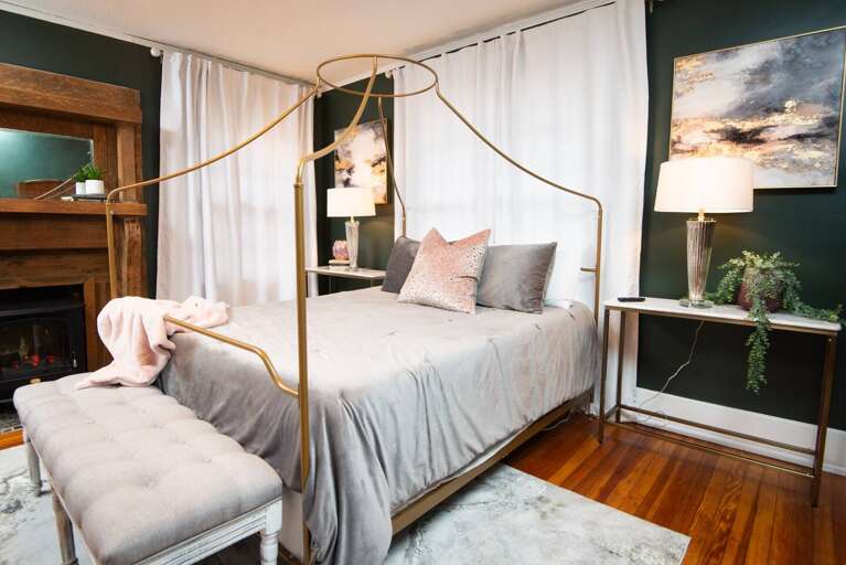 [Master bedroom] Queen bed, electric fireplace & Smart TV 