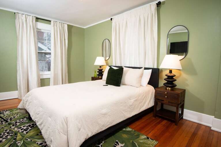[Bedroom #3] Beautiful decor, queen bed &amp; Smart TV. Plenty of natural light &amp; large windows in all bedrooms. 