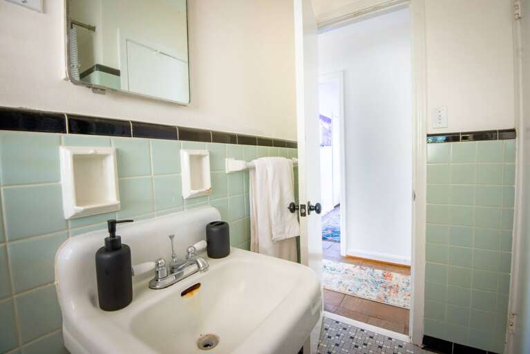 Shower and tub with detachable shower head