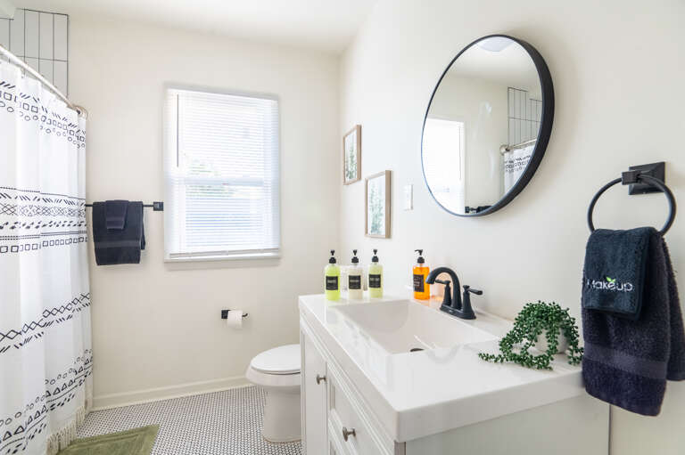 Fresh towels, make-up towels, shampoo, conditioner, and body wash are always provided for your convenience. Fresh towels, make-up towels, shampoo, conditioner, and body wash are always provided for your convenience.