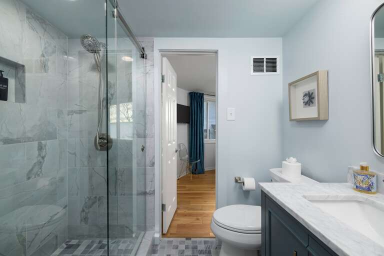 **Marble Elegance**: Surround yourself with the timeless elegance of marble in this bathroom, accented by fresh, white linens for a touch of luxury.