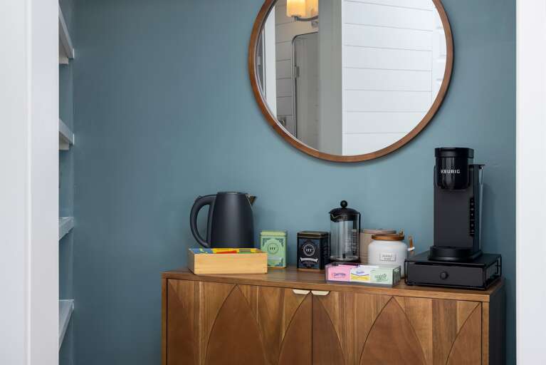 Enjoy the convenience of a kitchen coffee bar, fully stocked with options for every taste: freshly ground coffee, aromatic tea, a classic French press, and a modern Keurig.