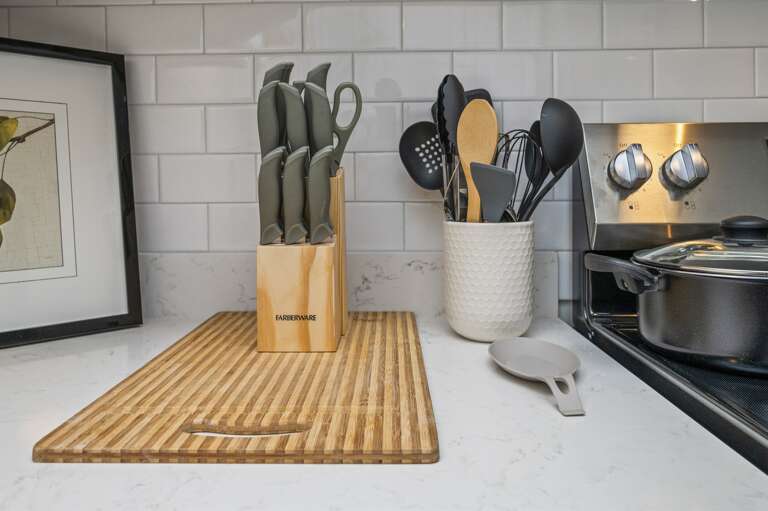 This fully equipped kitchen has everything you will need during your stay, from knives, to cutting boards and even cooking utensils. 