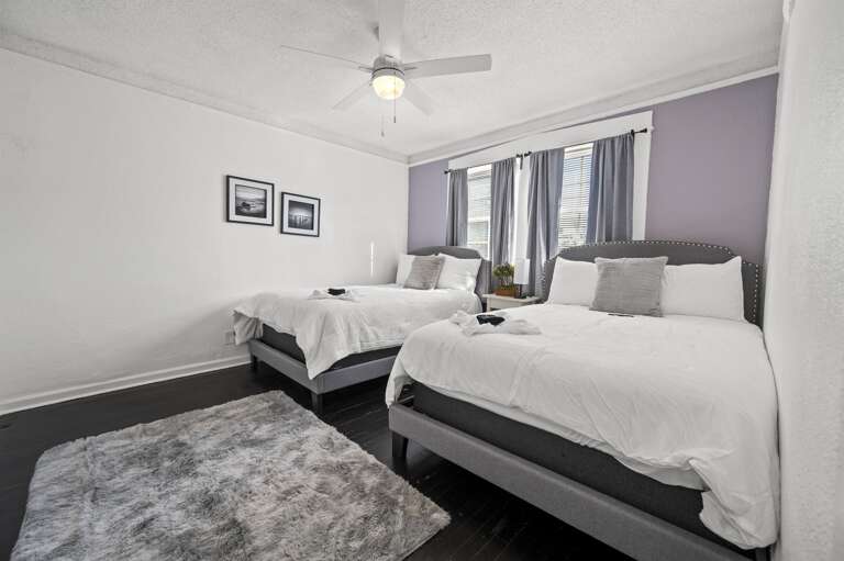 Double full guestroom equipped with a smart TV for guest entertainment.