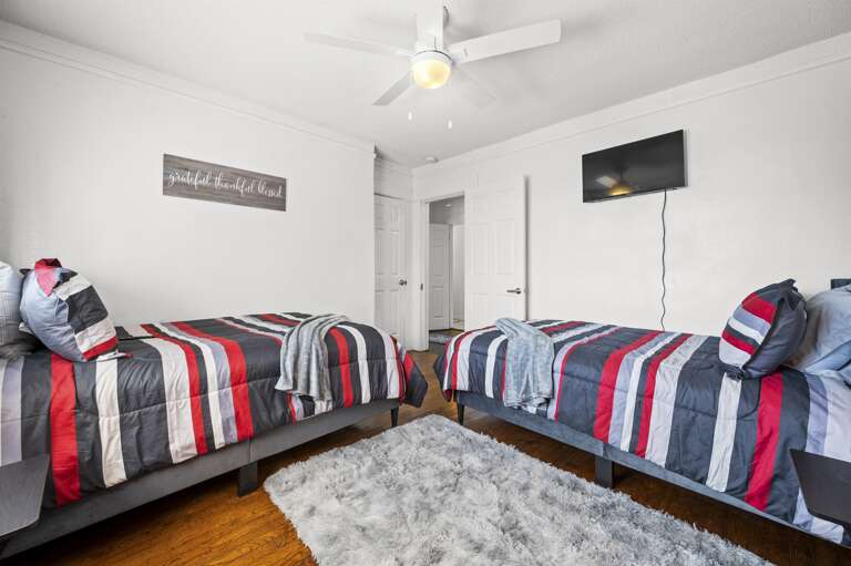 Spacious double full bedroom with smart TV, providing ample space for your guests. Spacious double full bedroom with smart TV, providing ample space for your guests.