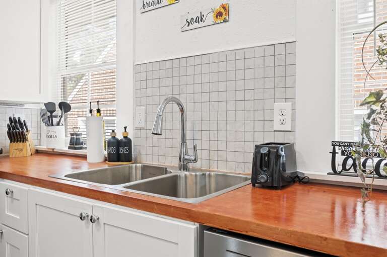 Convenient kitchen setup with a handy toaster, ready for any cooking adventure. Convenient kitchen setup with a handy toaster, ready for any cooking adventure.