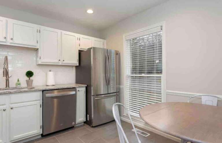 Fully equipped kitchen with a cozy dining area, modern finishes, and ample natural light. Fully equipped kitchen with a cozy dining area, modern finishes, and ample natural light.