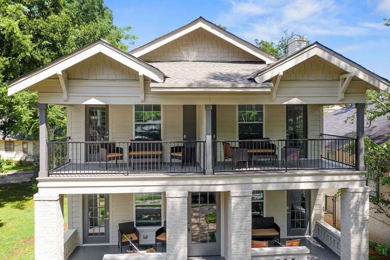 Front of the building - You will have access to the upper and lower units on the right side of this elegantly designed duplex, ideal for family or group stays.