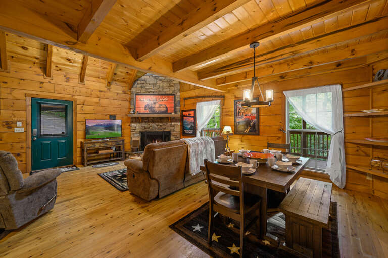 Dining Area w/ Seating for 6