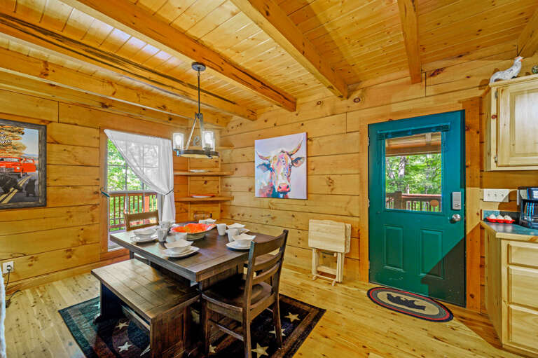 Dining Area w/ Seating for 6