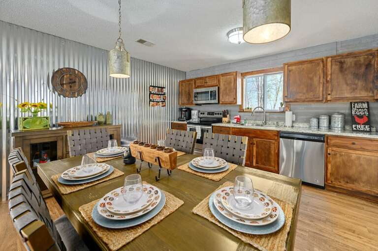 Well Stocked Kitchen and Dining for 6