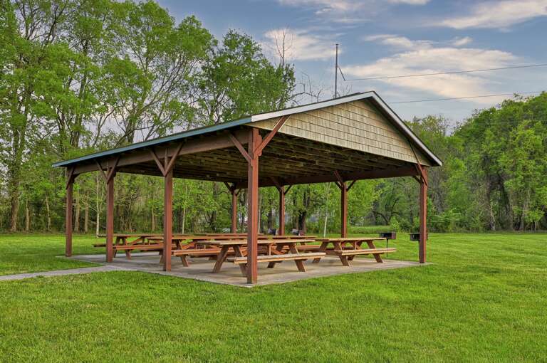 High N Dry - 2Bdr/2Ba In Pigeon Forge - Common Area Picnic Pavilion with BBQ +Grills High N Dry - 2Bdr/2Ba In Pigeon Forge - Common Area Picnic Pavilion with BBQ +Grills