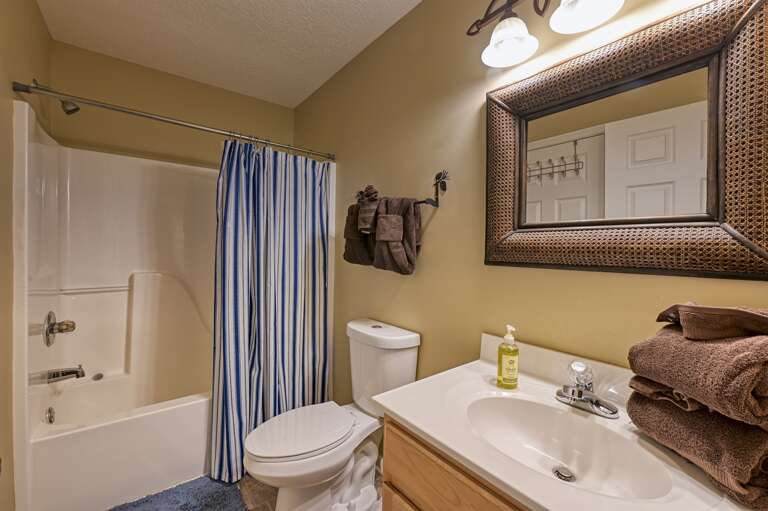 High N Dry - 2Bdr/2Ba In Pigeon Forge - Bathroom #2 with Queen Bedroom and Hallway Access High N Dry - 2Bdr/2Ba In Pigeon Forge - Bathroom #2 with Queen Bedroom and Hallway Access