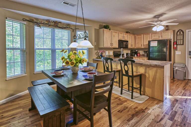 High N Dry - 2Bdr/2Ba In Pigeon Forge - Dining Area with Seating for 6