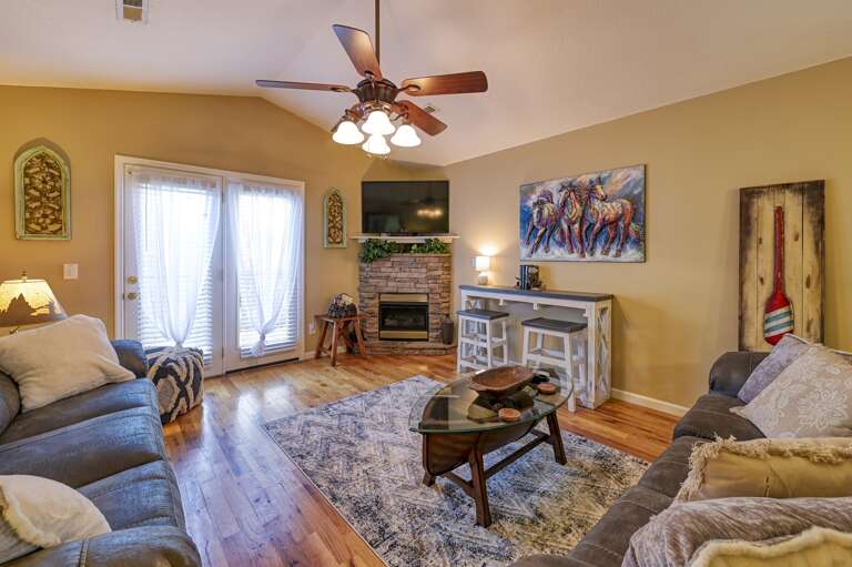 High N Dry - 2Bdr/2Ba In Pigeon Forge - Living Room with Gas Fireplace and Sleeper Sofa