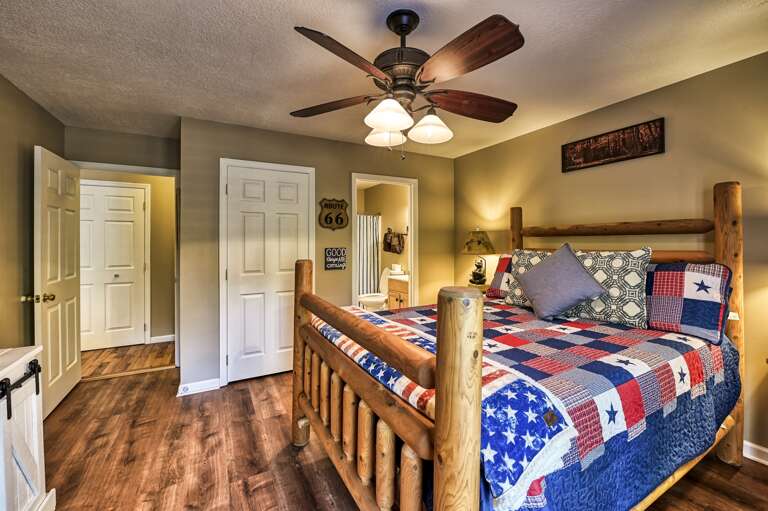 High N Dry - 2Bdr/2Ba In Pigeon Forge - Queen Bedroom with Deck Access