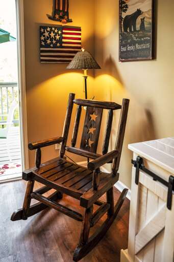 High N Dry - 2Bdr/2Ba In Pigeon Forge - Queen Bedroom with Deck Access