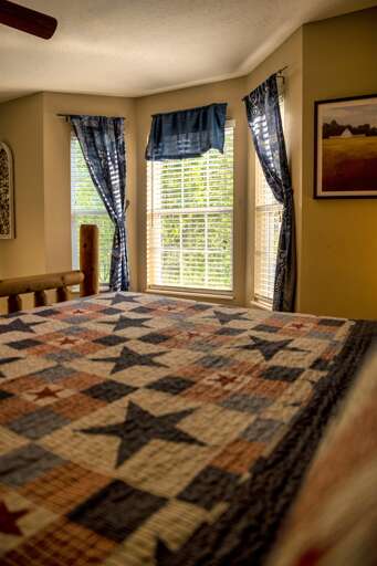 High N Dry - 2Bdr/2Ba In Pigeon Forge - King Bedroom With EnSuite Bath