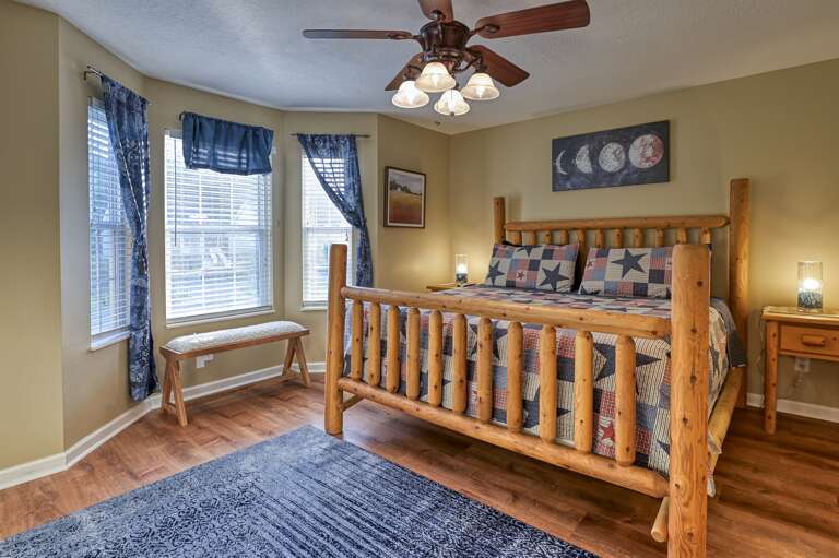High N Dry - 2Bdr/2Ba In Pigeon Forge - King Bedroom With EnSuite Bath