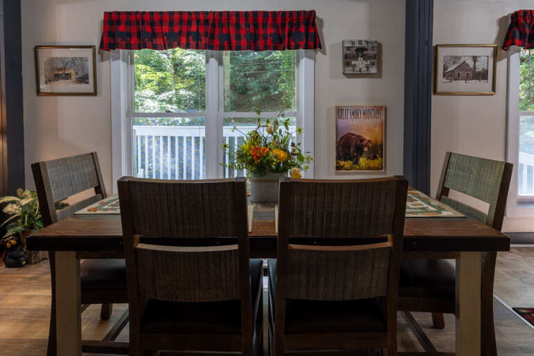 Misty Mountain Hop - Dining Area with eating for 6 and Views of the Yard Misty Mountain Hop - Dining Area with eating for 6 and Views of the Yard