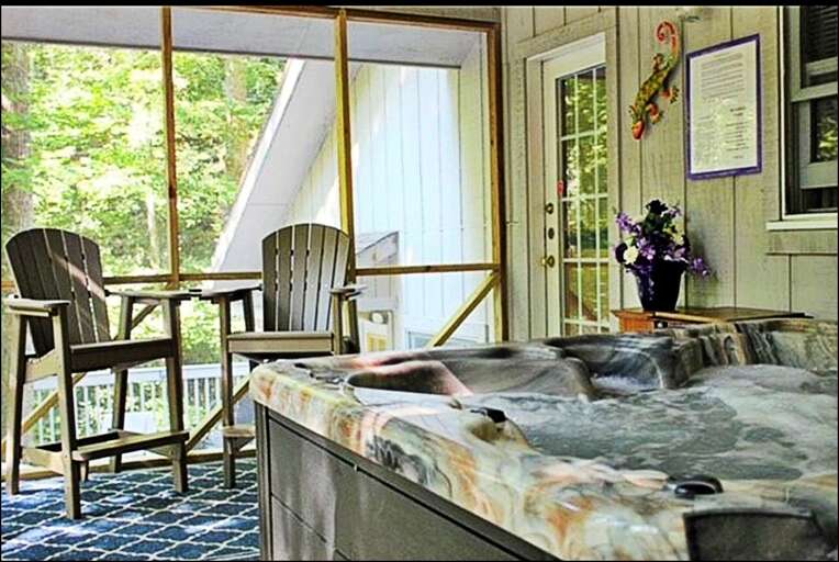 Misty Mountain Hop - Screened Hot Tub Porch off the Upper Level