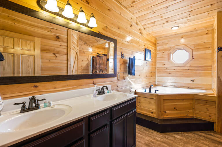 Upper Level King Bedroom En Suite