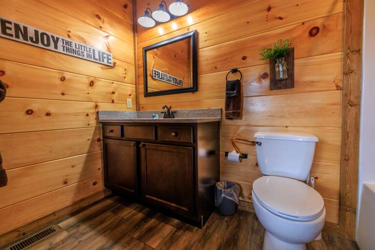 Shelter Me - Main Level En Suite Bathroom