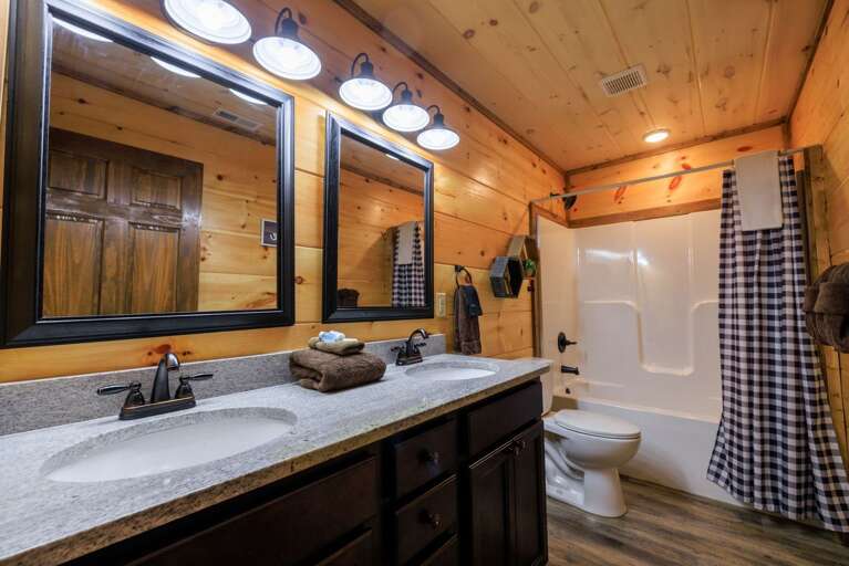 Upper Level - Full Bathroom #1w/Dual Sinks