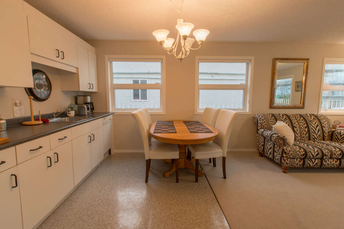 Charming Two Bedroom Suite in Victoria BC Menzies Manor 4 (169797