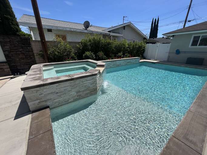 has 18" baja shelf for toddlers