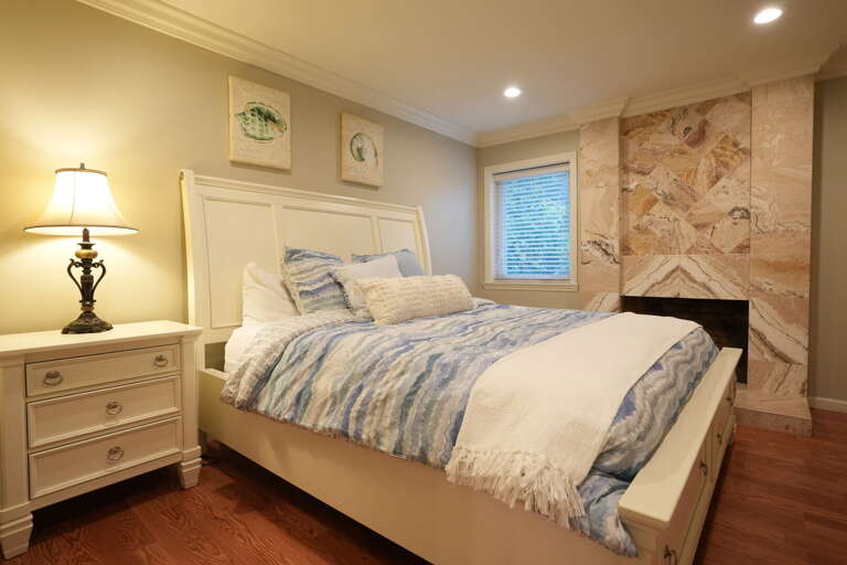 Cal-King Bedroom w/private bathroom Cal-King Bedroom w/private bathroom