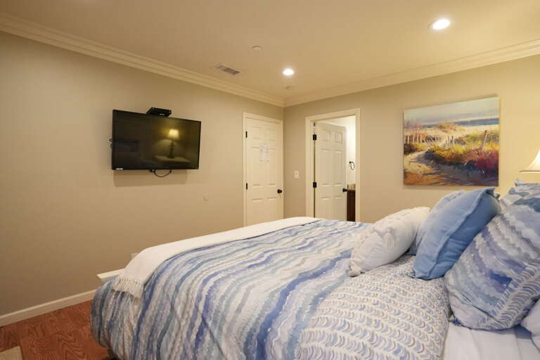 Cal-King Bedroom w/private bathroom Cal-King Bedroom w/private bathroom
