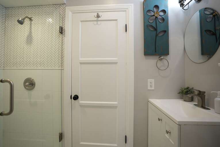 Bathroom 2 (Jack 'n Jill with Kitchen)