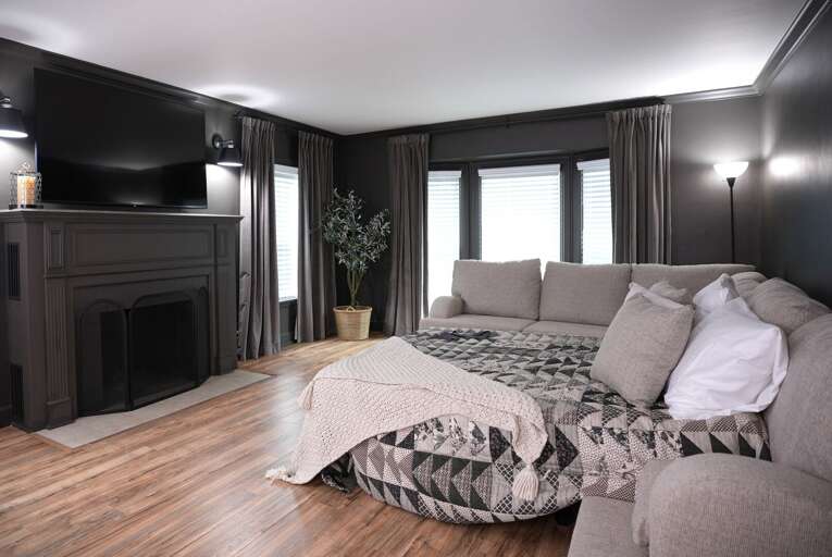 Sectional w/pull out Queen sleeper sofa