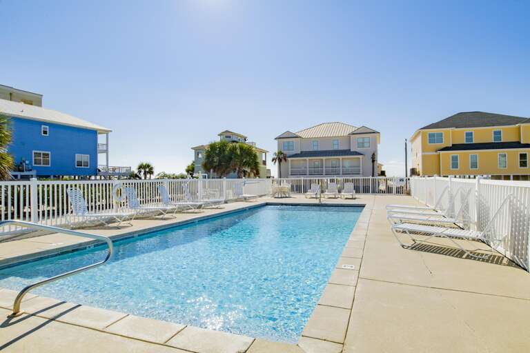 LARGE POOL, Great Location to anything in Orange Beach and Gulf Shores AL. Huge over-sized parking area on NORTH side of pool if guests want to bring a boat trailer.