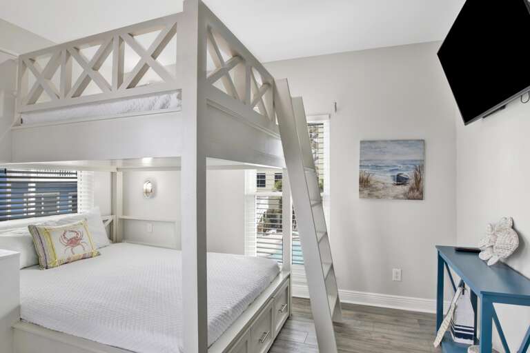 New custom bed on 2nd level with Queen over Queen bedding. Can accommodate children or adults.Sleeps up to 4.