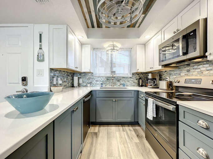 Our breakfast bar makes serving a breeze, with bar stools for extra seating and socializing.