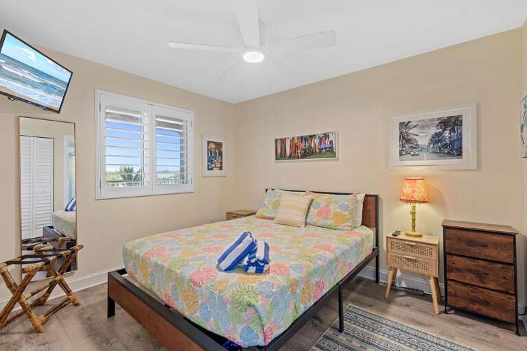 Rest and recharge! The guest bedroom features a comfortable queen bed for a peaceful night's sleep.