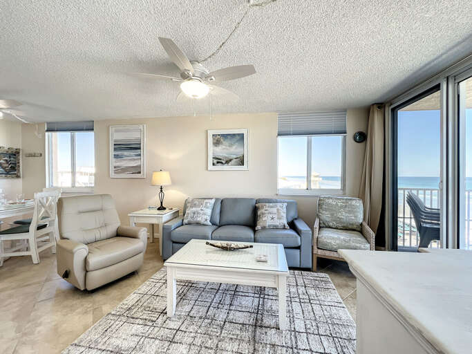 Spacious living room that seats 5.