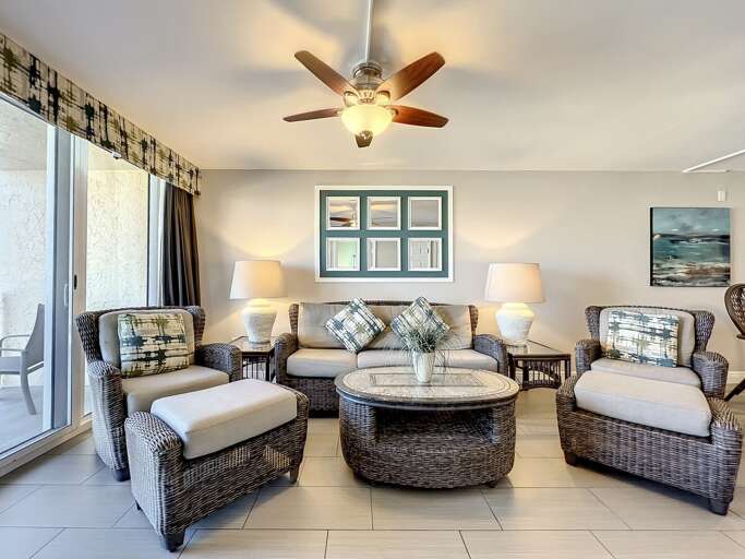 Seating for 4 with ceiling fan above.