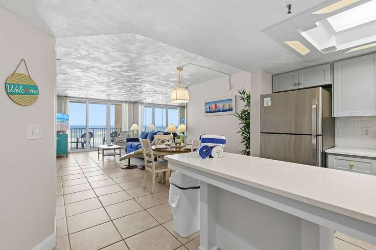 Enjoy a comfortable beach stay in this bright, open-concept condo featuring a full kitchen, dining
