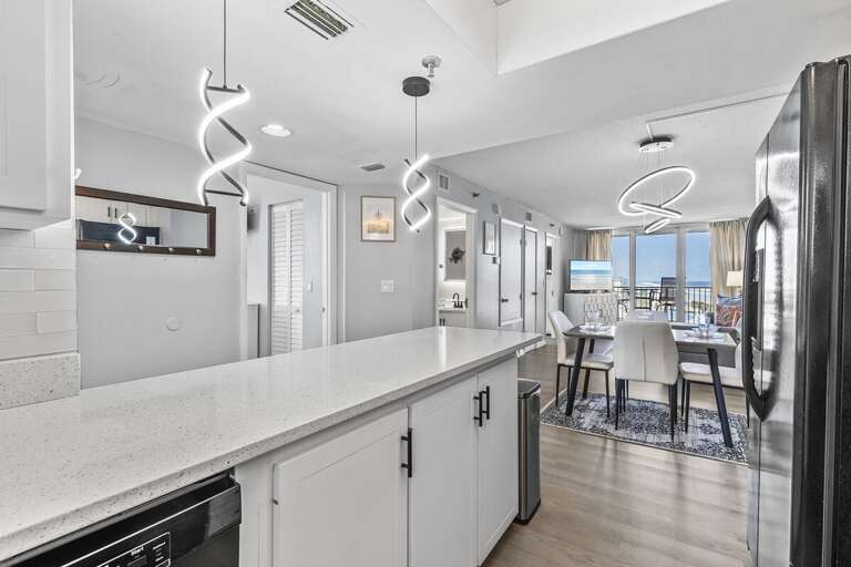 The space is filled with natural light, creating a bright and inviting atmosphere, ideal for entertaining or relaxing in style. The space is filled with natural light, creating a bright and inviting atmosphere, ideal for entertaining or relaxing in style.