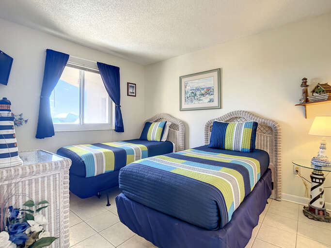 2 Twin beds. 2 Twin beds.