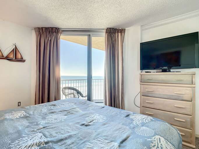 Flat screen tv and access to the balcony Flat screen tv and access to the balcony