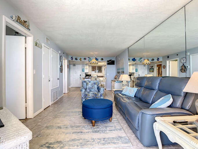 Cozy living room that seats 4.